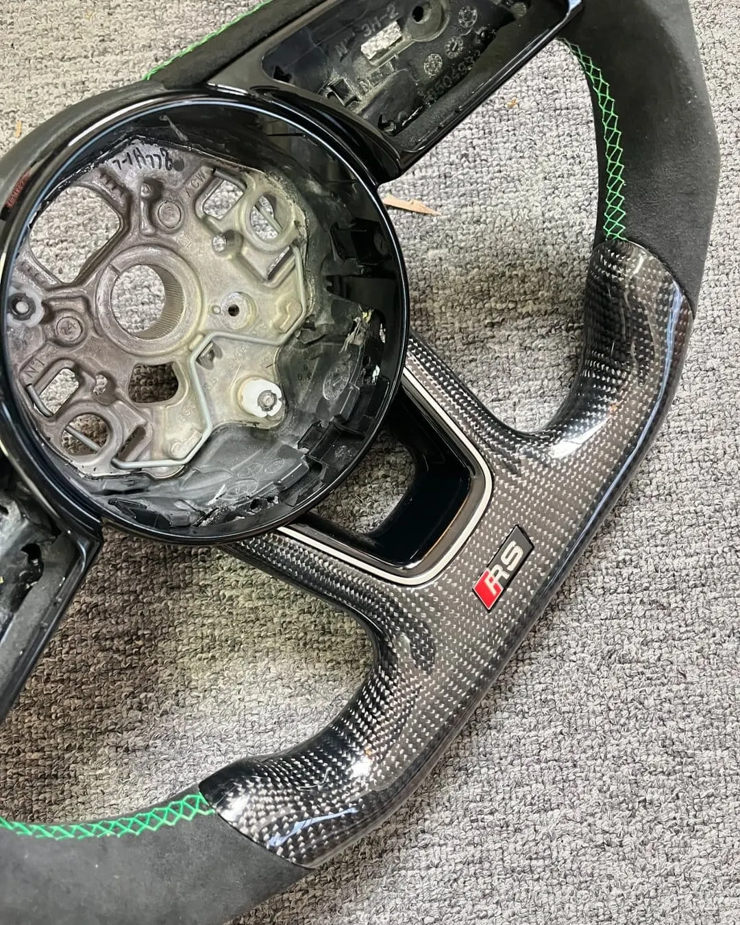 Custom Gloss Carbon Steering Wheel for Audi B9 S4 S5 A4 A5 RS4 RS5 S3 RS3 | Yeedercar - detail
