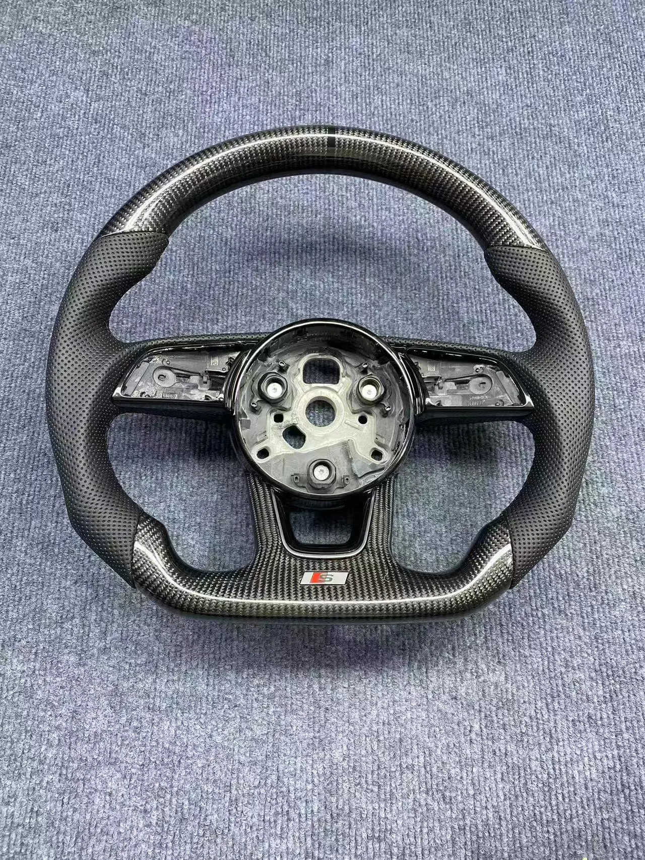 Custom Gloss Carbon Steering Wheel for Audi B9 S4 S5 A4 A5 RS4 RS5 S3 RS3 | Yeedercar - detail