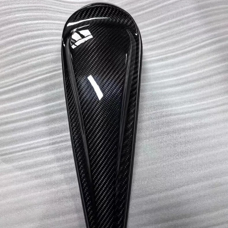 Harley carbon tank cover edge detail