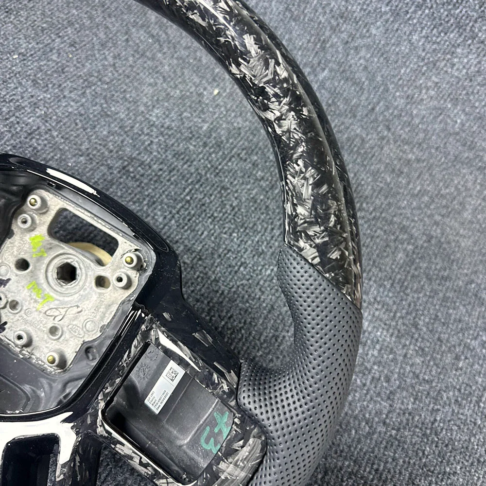 Forged Carbon Fiber Steering Wheel for Land Rover Defender / Discovery detail 2