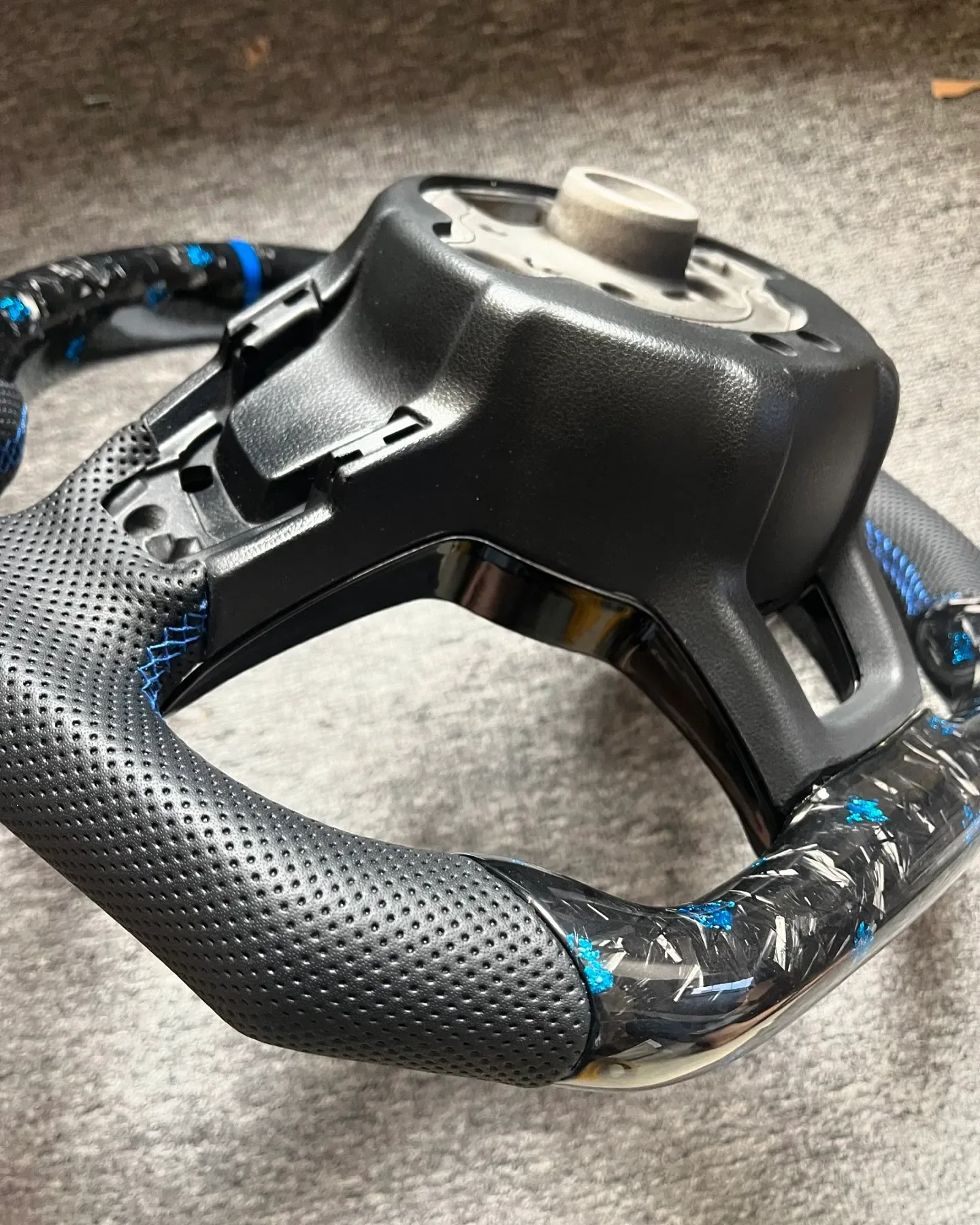 Yeedercar Custom Forged Carbon fiber steering wheel for Volkswagen Golf 7 GTI Rline - Image 6