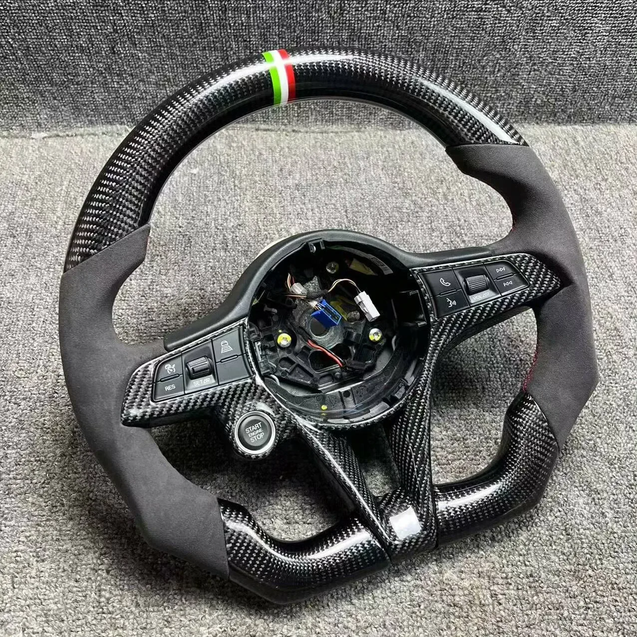 alfa romeo giulia carbon fiber steering wheel - view 2