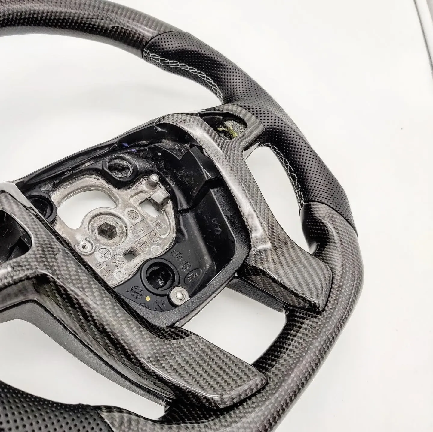 Custom Matt Carbon fiber steering wheel for Ford Ranger F150 - detail