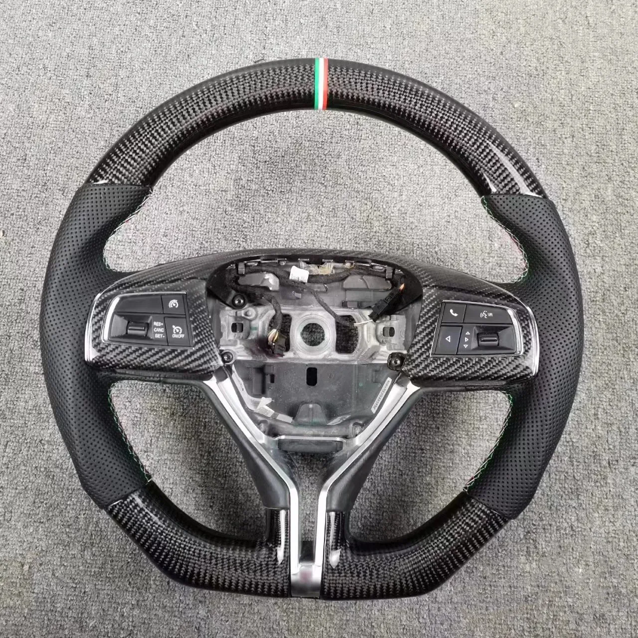 Maserati Quattroporte, Ghibli and Levante carbon fiber steering wheel, detail view