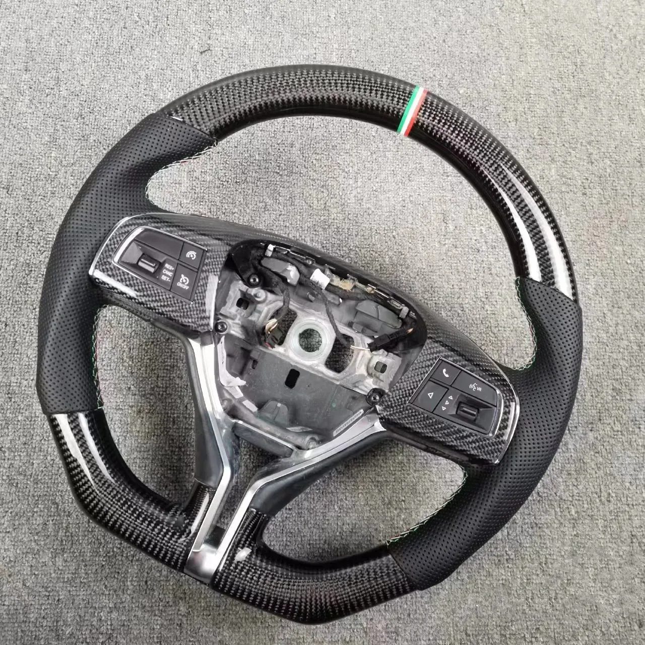 Maserati Quattroporte, Ghibli and Levante carbon fiber steering wheel, detail view