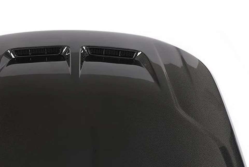 Close view of the twin vents and gloss carbon fiber weave on the Range Rover Sport hood