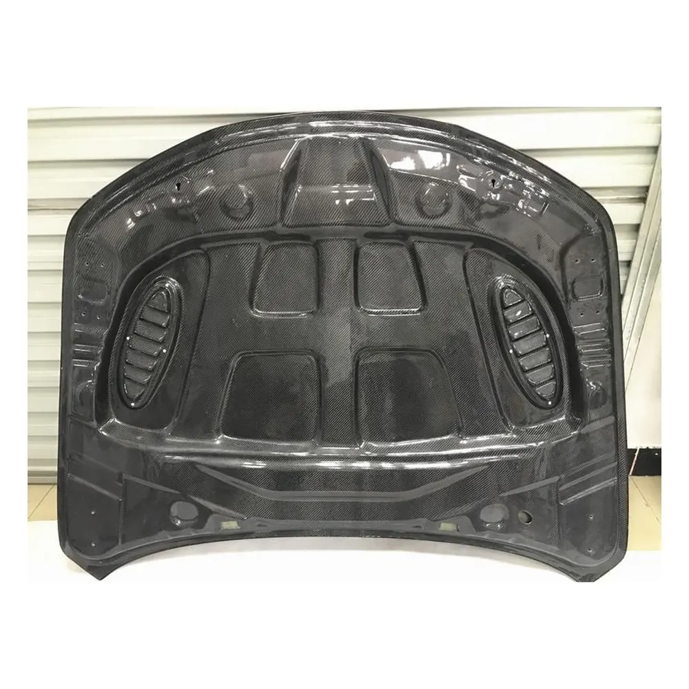 Engine Hood in Carbon Fiber for Alfa Romeo Giulia Quadrifoglio Verde Sedan 4-Door (2017-2020) — close-up of the woven texture