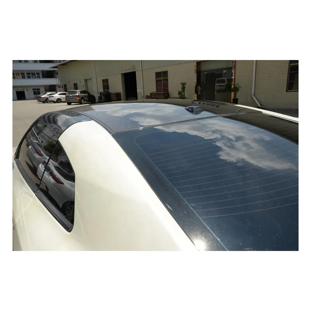 Roof Cover in Carbon Fiber for Nissan GT-R R35 (2009-2015) — detail shot of the mounting edge